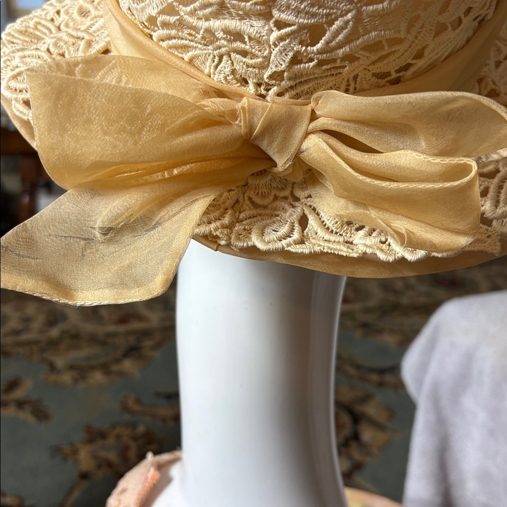 Vintage 1960's NWT Christian Cream Lace Bumper Style Hat bow has flaw - Picture 11 of 14
